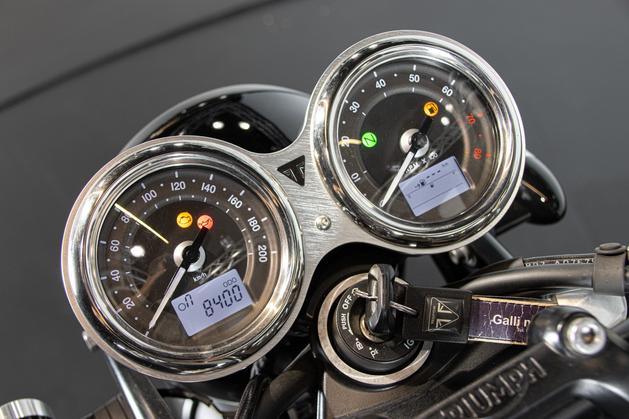 Triumph BONNEVILLE T100 BLACK 