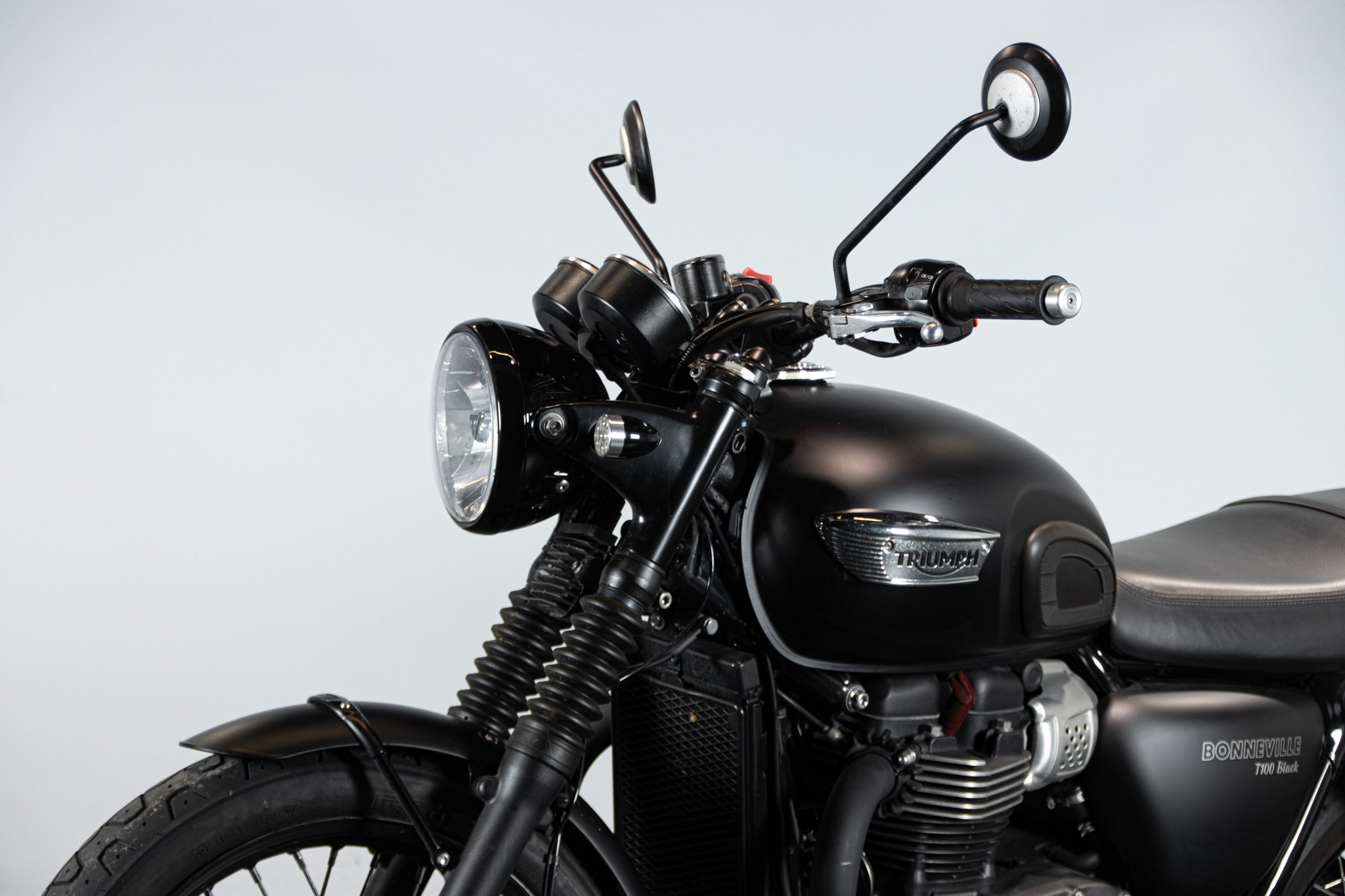 Triumph BONNEVILLE T100 BLACK 
