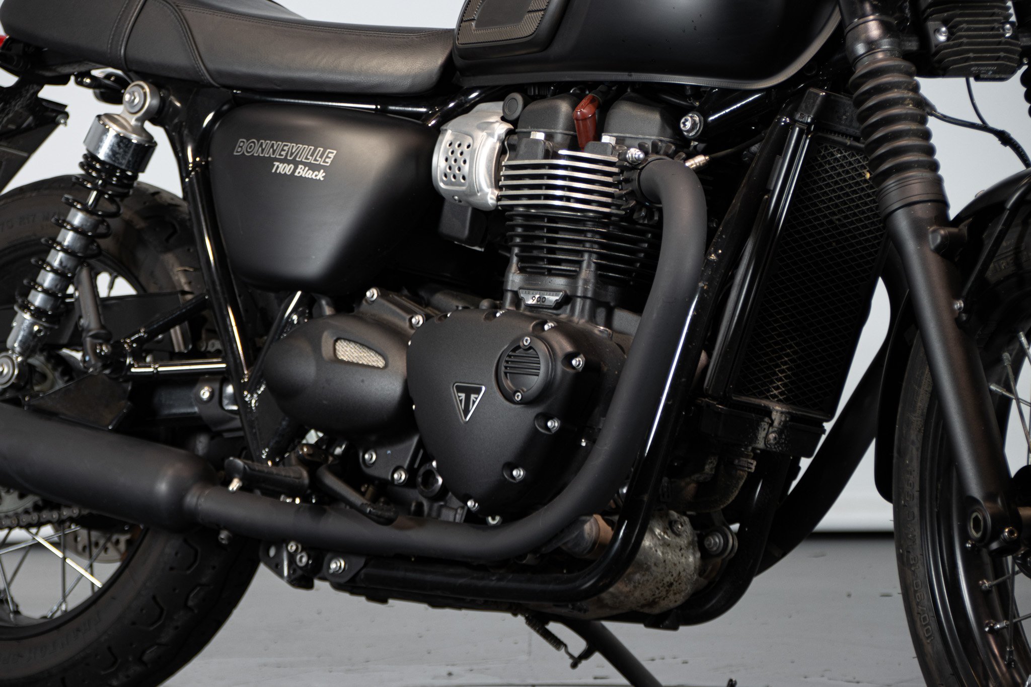 Triumph BONNEVILLE T100 BLACK 