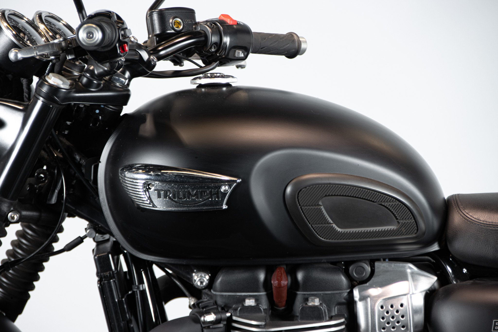 Triumph BONNEVILLE T100 BLACK 